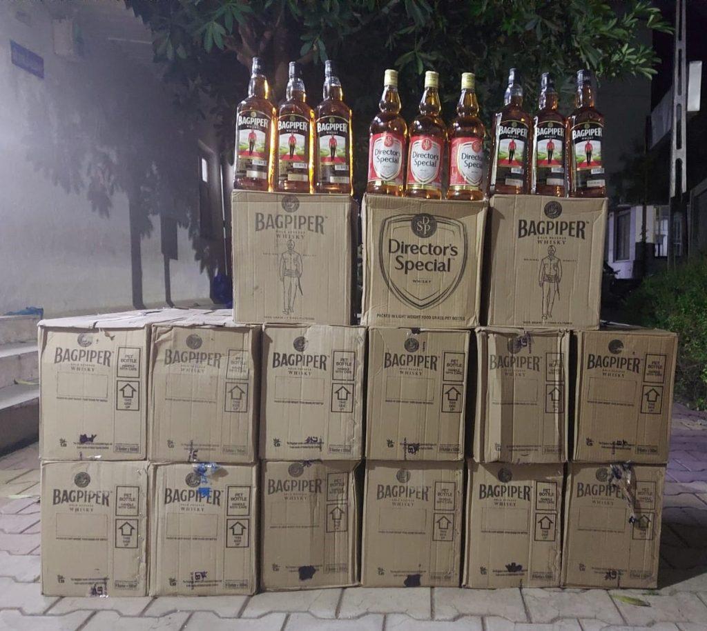 Kamlesh alias Bhago and Manish, who live in the slope of the bus stand in Sihore, ordered liquor from the transport.