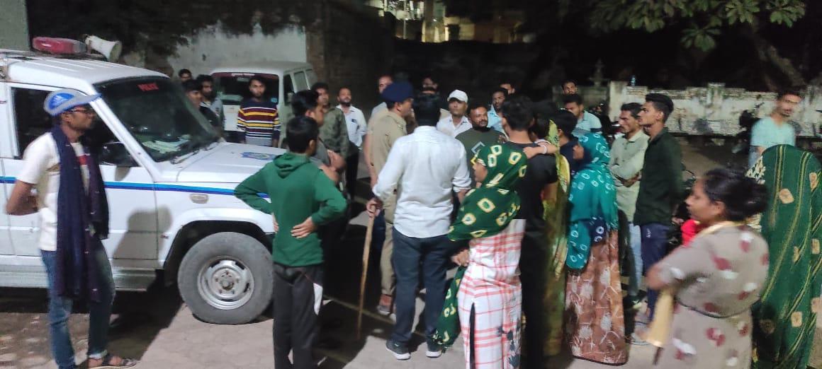 In Panchwada area of Sihore, two people were injured in a vehicle overtaking incident last night