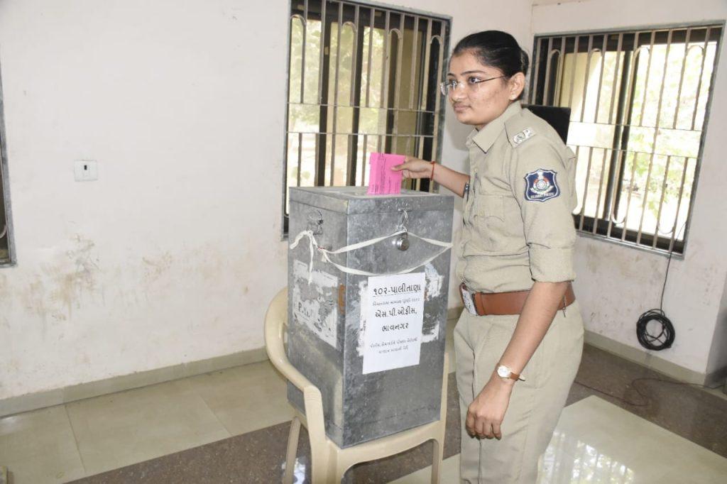 police-officers-and-employees-of-7-assemblies-of-bhavnagar-district-voted-by-postal-ballot