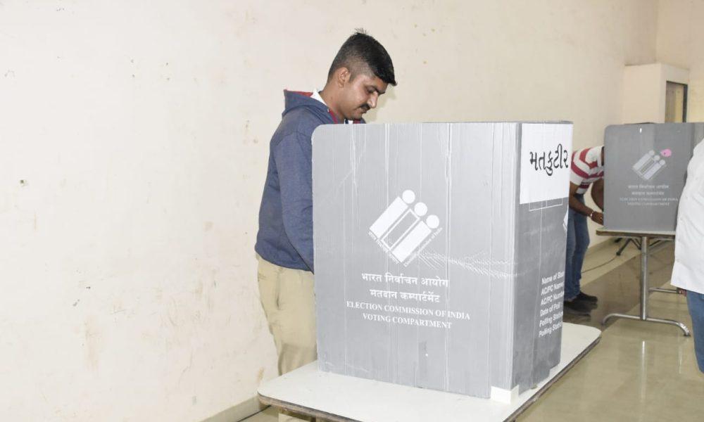 police-officers-and-employees-of-7-assemblies-of-bhavnagar-district-voted-by-postal-ballot