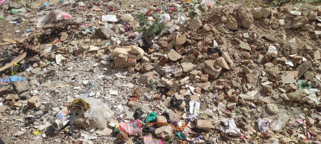 Sihore Ganapule near Mahila Mandal in such a condition that he would tear his head; A musty area