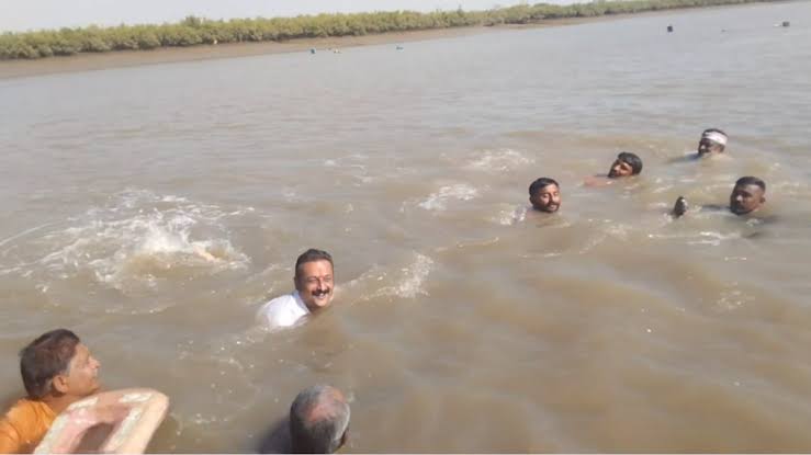 Rajula's Congress candidate Amrish Der reached out to the villagers by swimming in the sea for election campaign