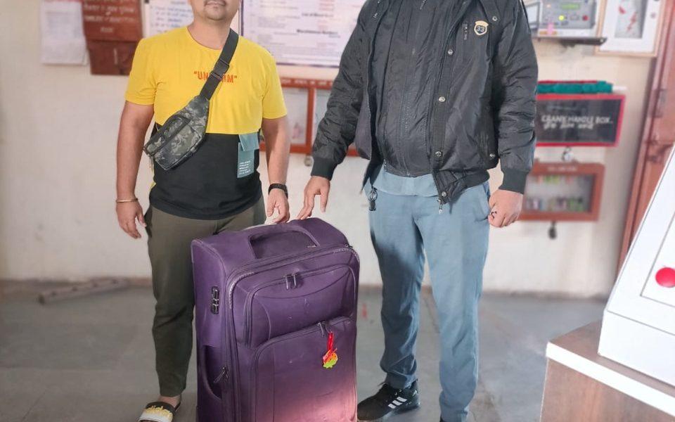 A trolley bag full of passenger's valuables was recovered with the help of an honest passenger assistant (coolie) of Songarh station in Sihore.