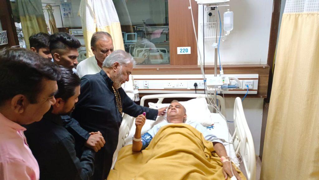 parasottam-solanki-along-with-his-entourage-reached-the-hospital-to-inquire-about-the-health-of-revat-singh-gohil