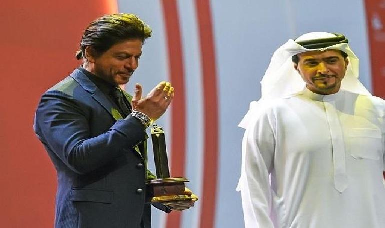 King Khan of Bollywood Shah Rukh received the Global Icon Award of Cinema in UAE