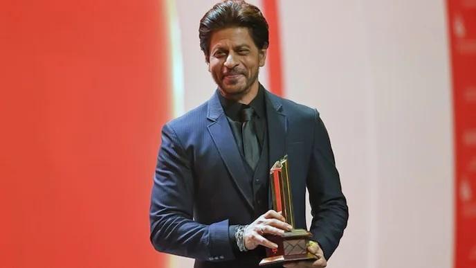 King Khan of Bollywood Shah Rukh received the Global Icon Award of Cinema in UAE