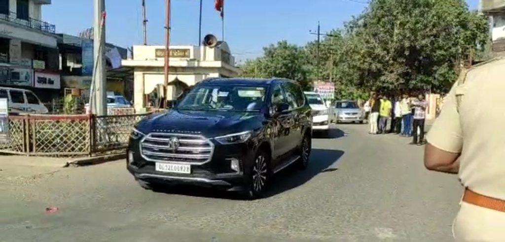 Kejriwal's car convoy passes by Sihore - leaves Amreli amid tight security