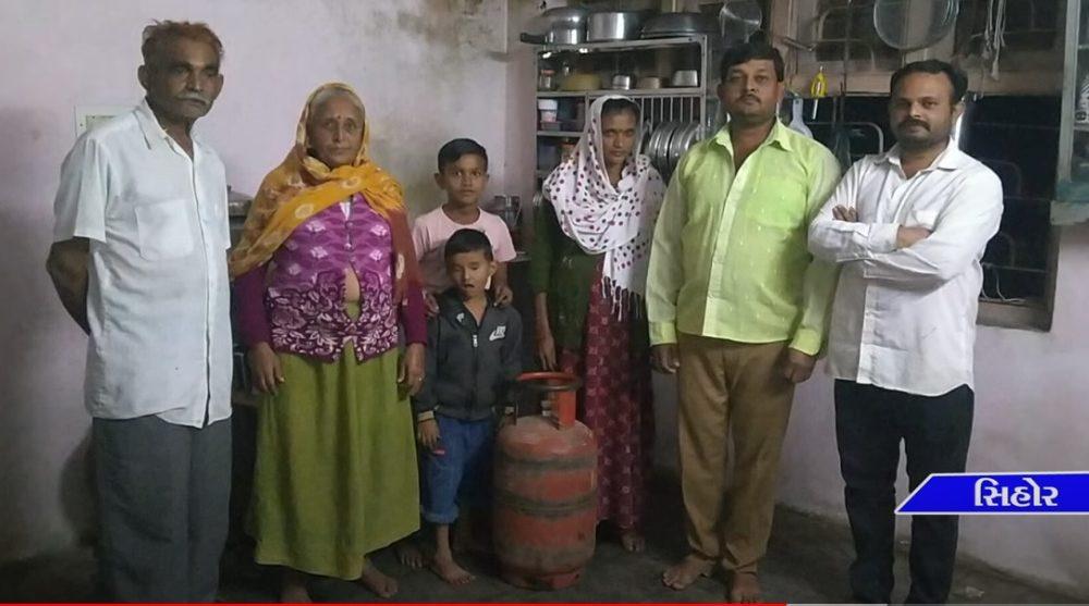 A customer named Hinaben Gohil of Sihore expressed his anger against the gas agency for empty bottle.