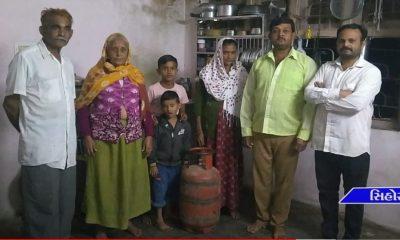A customer named Hinaben Gohil of Sihore expressed his anger against the gas agency for empty bottle.