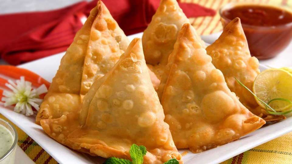 To get samosa here, you have to wait and the price is also less