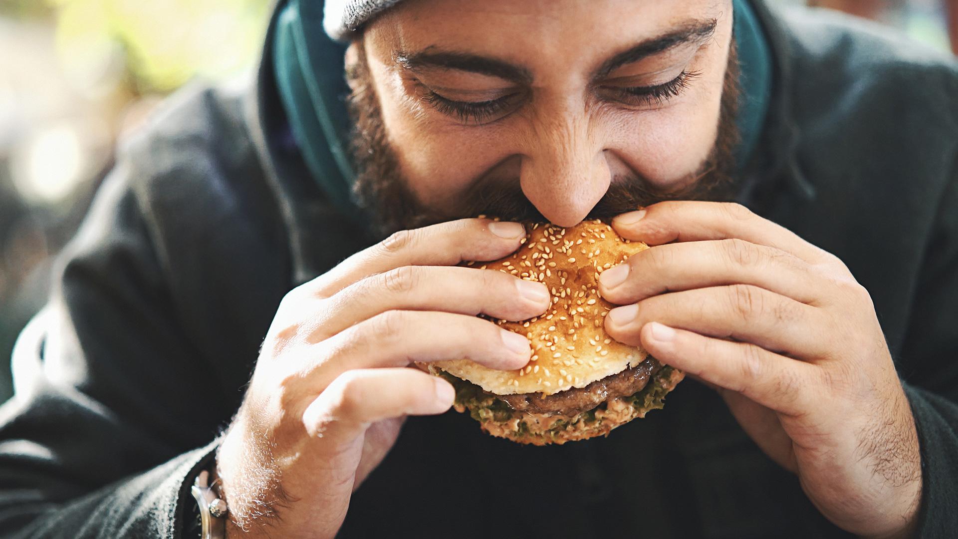 the-habit-of-eating-in-a-hurry-can-make-you-sick-be-careful-today