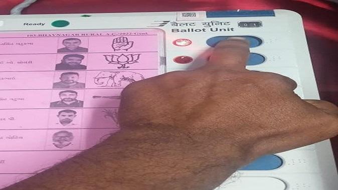 Sihor; The rules were flouted: Voters went inside the polling station with mobile phones and took a video!