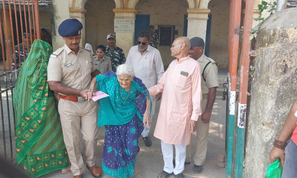 100-year-old Vimanaba Mehta in Sihore voted, body swallowed, but the passion to celebrate Lokishahi's festival is like youth.