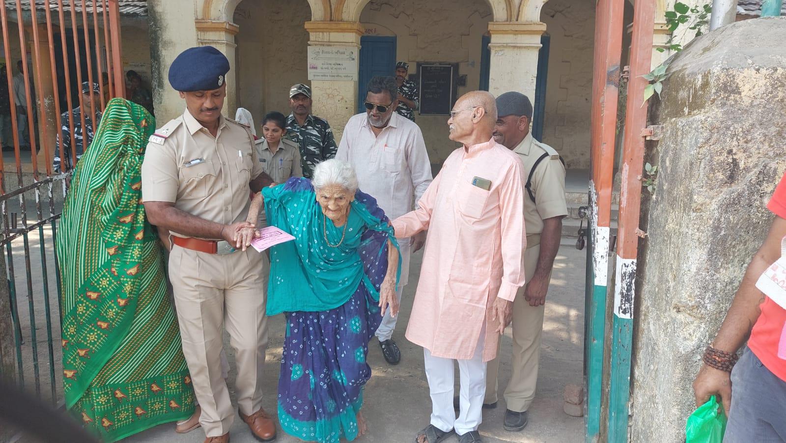 100-year-old Vimanaba Mehta in Sihore voted, body swallowed, but the passion to celebrate Lokishahi's festival is like youth.