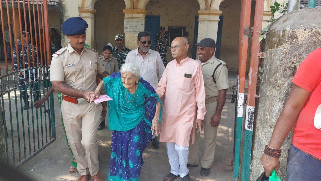 100-year-old Vimanaba Mehta in Sihore voted, body swallowed, but the passion to celebrate Lokishahi's festival is like youth.
