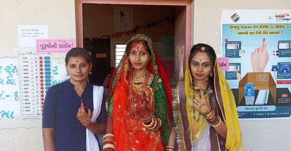 brides-with-henna-on-their-hands-arrive-to-vote-payalba-sarvaiya-of-khambha-village-in-sihore-does-her-moral-duty