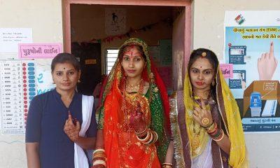 brides-with-henna-on-their-hands-arrive-to-vote-payalba-sarvaiya-of-khambha-village-in-sihore-does-her-moral-duty