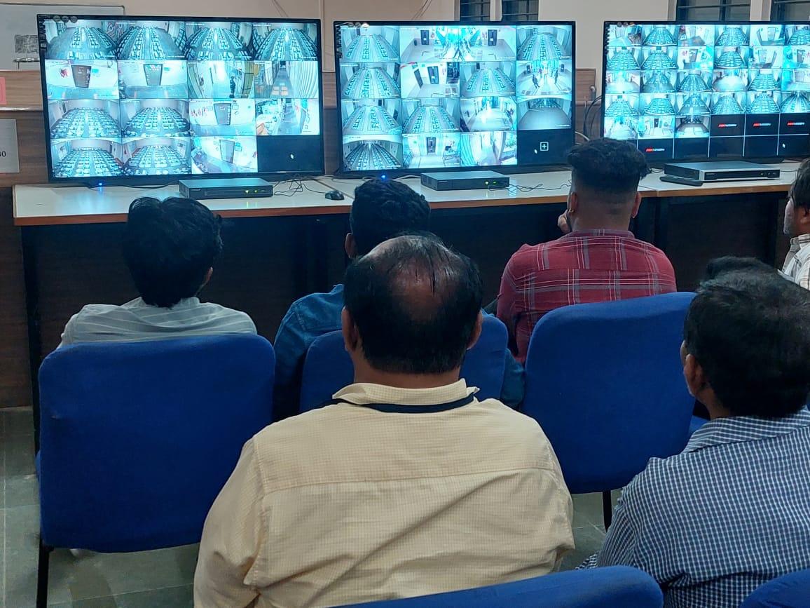 Bhavnagar - Confusion in EVM in Strongroom? Opposition sets up private digital security: Wear round the clock