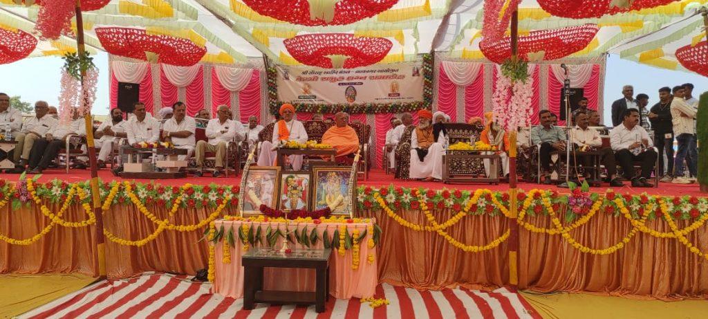 29 newlyweds got married in a group wedding organized by the District Ahir Samaj Seva Samiti