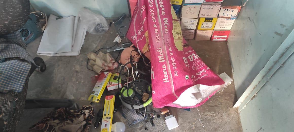 Another theft incident in Sihore, cabin broken near animal hospital; Theft of mobiles and cash