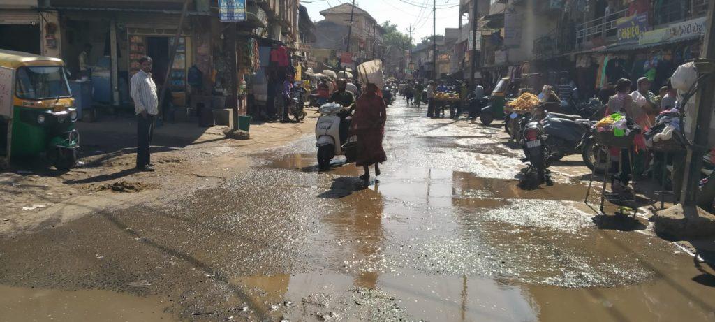 sewage-overflowing-in-the-main-bazaar-of-sihore-sparked-public-outrage