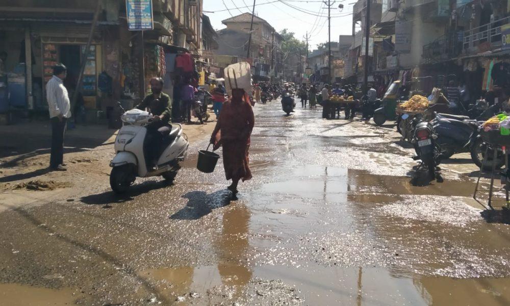sewage-overflowing-in-the-main-bazaar-of-sihore-sparked-public-outrage