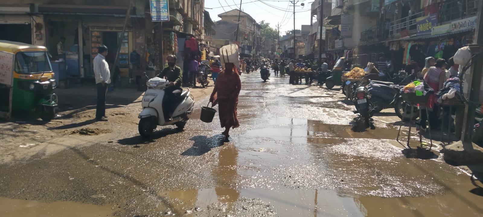 sewage-overflowing-in-the-main-bazaar-of-sihore-sparked-public-outrage