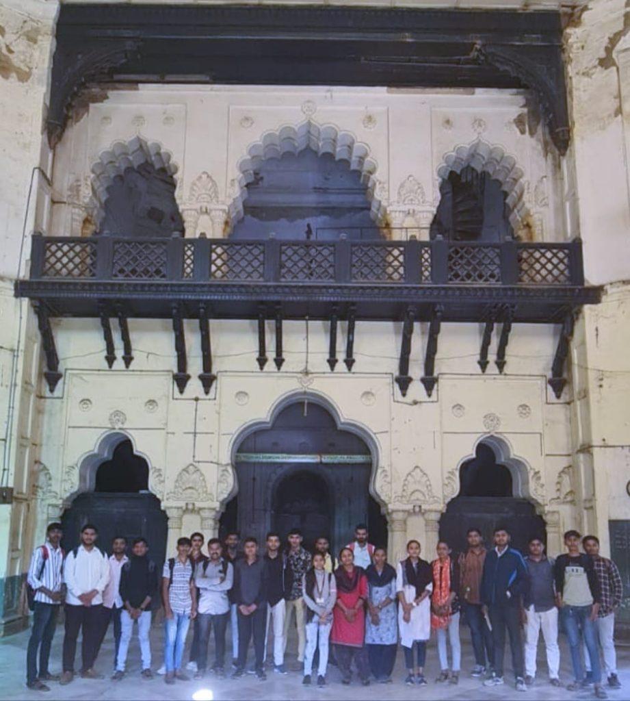 students-of-shamaldas-college-in-bhavnagar-organized-a-heritage-walk-and-talk-programme