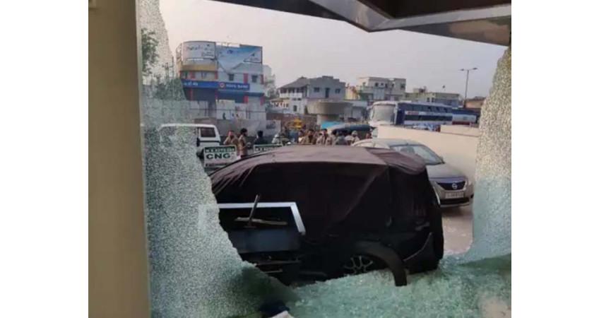 Driver heart attack on running bus in Bhavnagar: The bus overturned three vehicles and rammed into the showroom