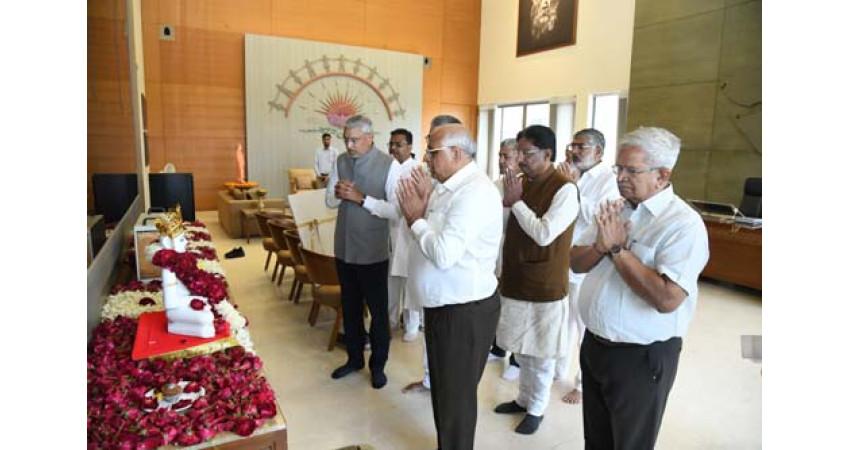 The Chief Minister took charge after performing puja-archana: Walked in front of the Chief Minister in the office of the newly appointed Ministers of the State: Conveyed greetings.