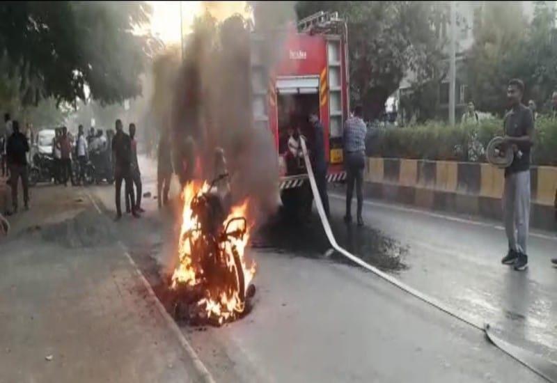 bhavnagar-three-persons-set-a-youths-bike-on-fire-near-jewelers-circle
