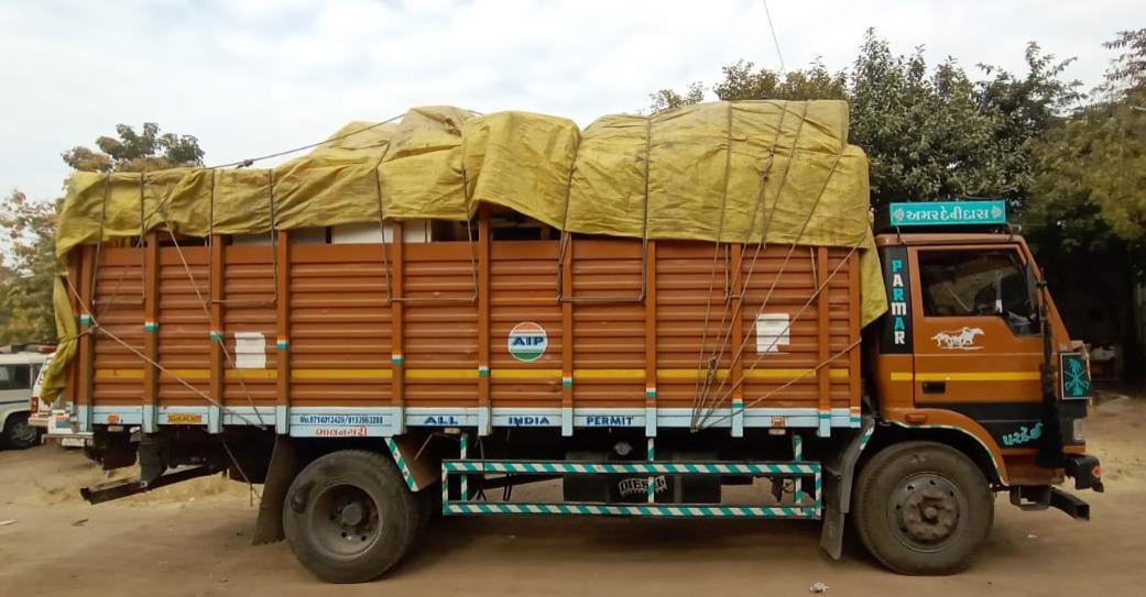 bhavnagar-two-were-caught-with-an-eicher-truck-full-of-tins-of-foreign-liquor-and-beer-near-sanes-village