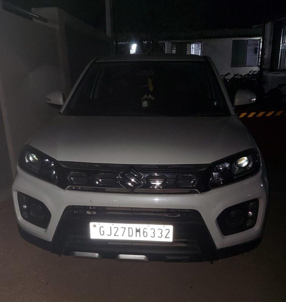 two-persons-were-caught-with-a-car-full-of-foreign-liquor-and-tins-of-beer-near-nari-chowkdi