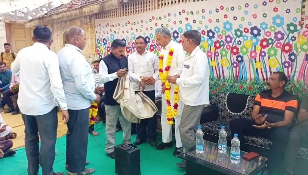 Minister Kunwarjibhai Bavlia visited the famous Kaal Bhairav Dada at Palitana.