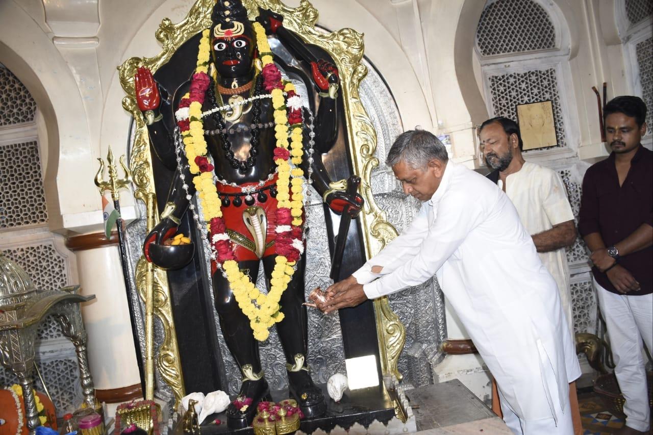 Minister Kunwarjibhai Bavlia visited the famous Kaal Bhairav Dada at Palitana.
