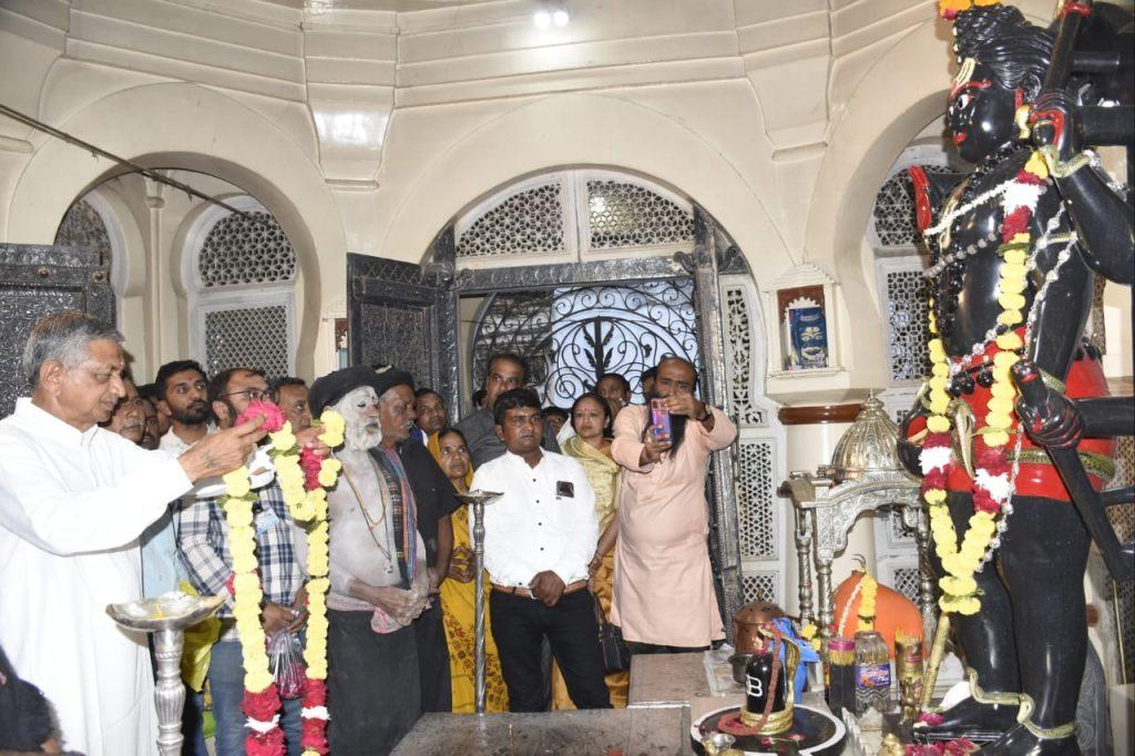 Minister Kunwarjibhai Bavlia visited the famous Kaal Bhairav Dada at Palitana.