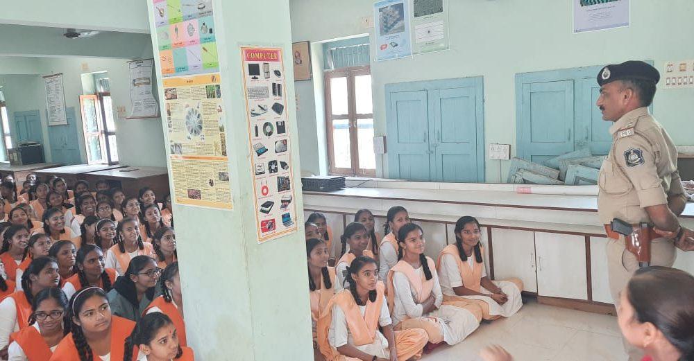 Songadh village of Sihore conducted a seminar on making women fearless under the guidance of DIG.
