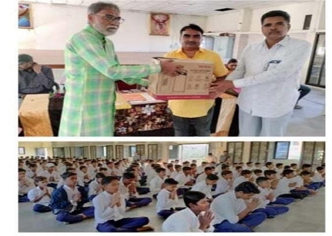 a-grand-farewell-ceremony-of-retired-adarsh-guruji-was-held-at-songadh-in-sihore