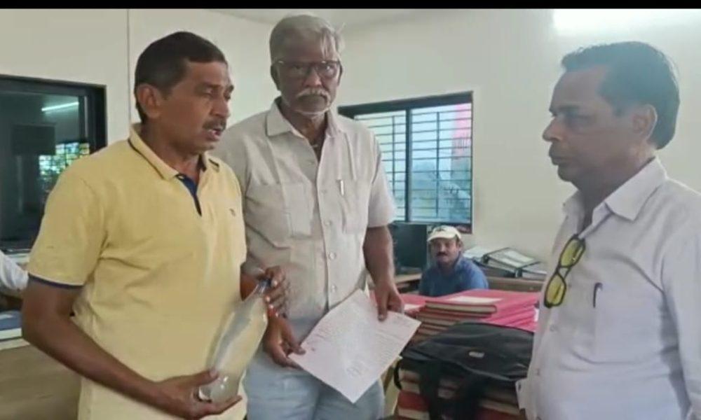The rulers gave up on the question of water in Sihore; The opposition gave the bottle of contaminated water to the chief officer and asked him to get the laboratory done; Mukesh Jani