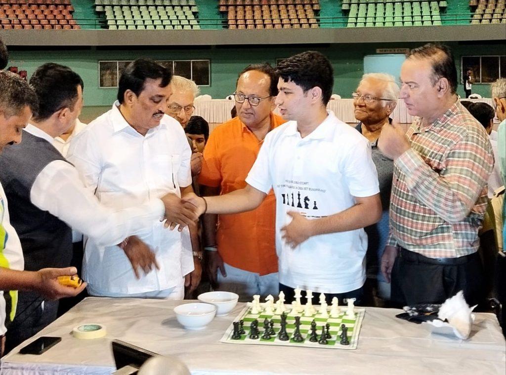 Shri Jeet Trivedi of Bhavnagar created a world record by arranging chess with closed eyes