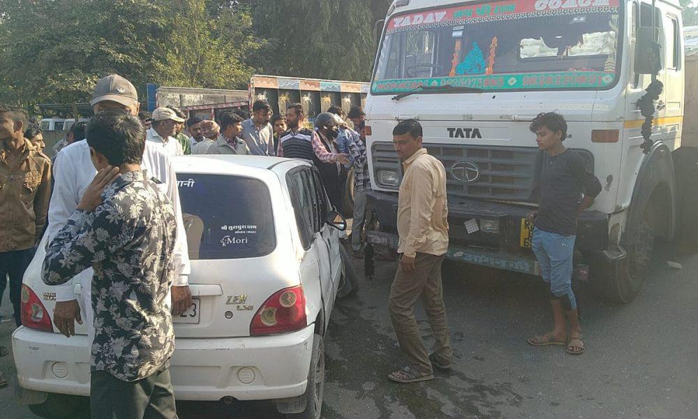 Accident between truck and near Sihore Mamlatdar office - luckily no casualty
