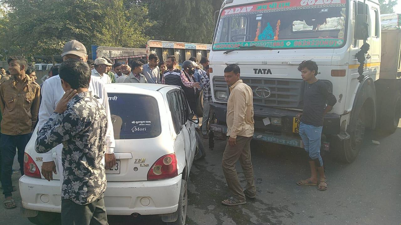 Accident between truck and near Sihore Mamlatdar office - luckily no casualty