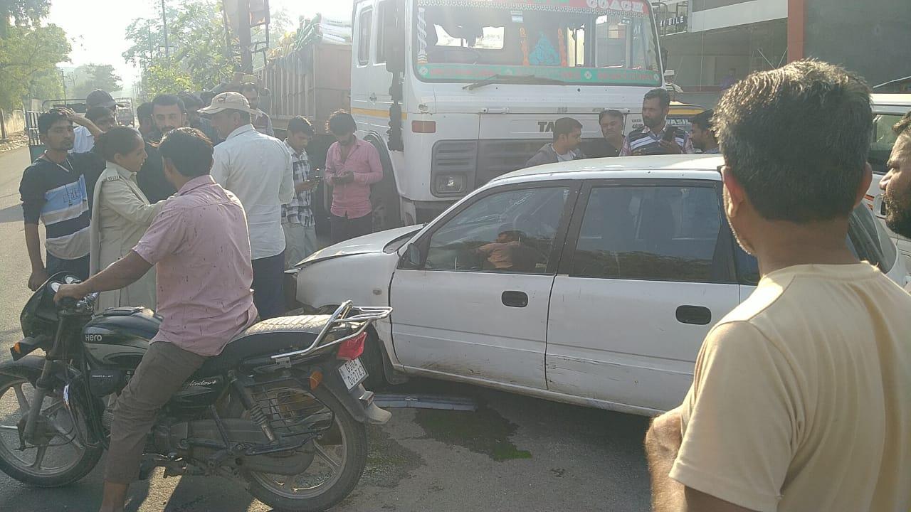 Accident between truck and near Sihore Mamlatdar office - luckily no casualty