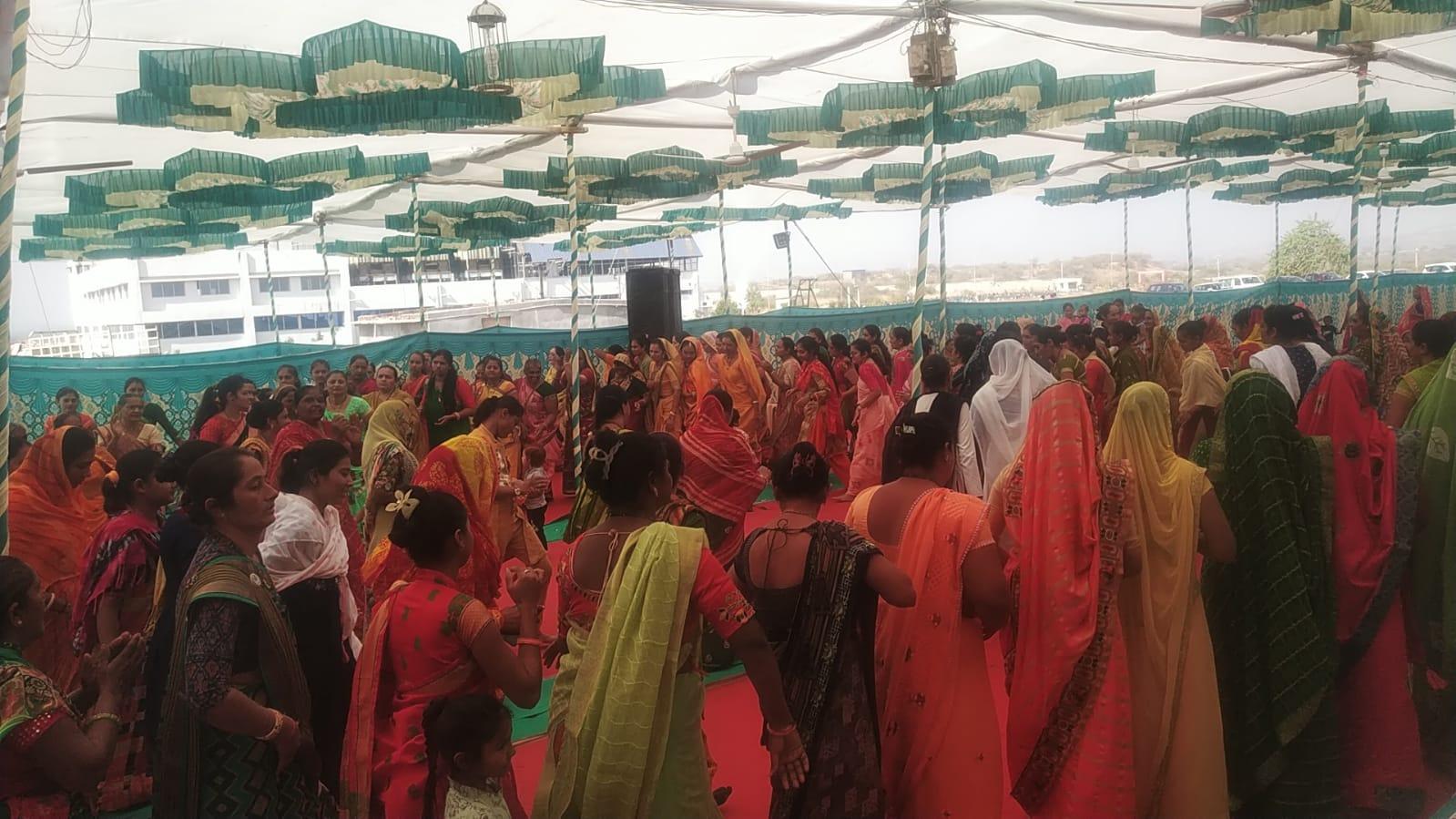 devotees-are-taking-advantage-of-the-ongoing-bhagwat-week-in-sir-village-of-sihore