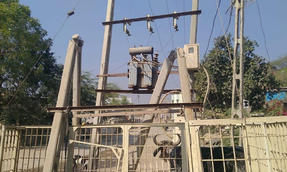 in-ward-no-8-of-sihore-local-people-are-angry-because-broken-pillars-and-gratings-are-not-removed-from-the-middle-of-the-road