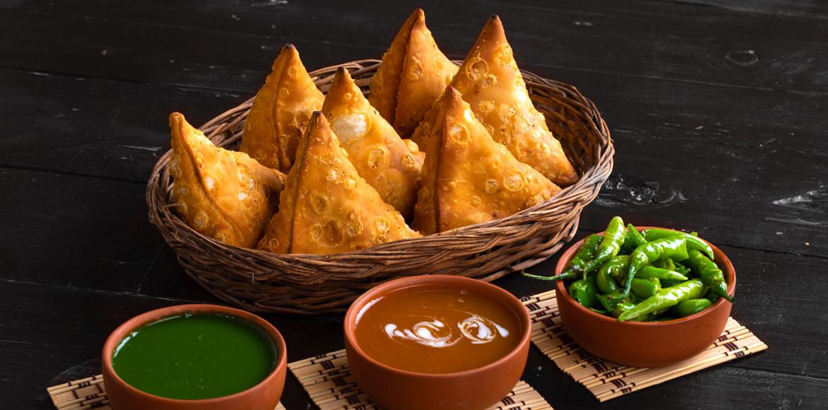 Dayashankar's samosas are very famous in Shajapur, delicious samosas are available for just 2.30 rupees.