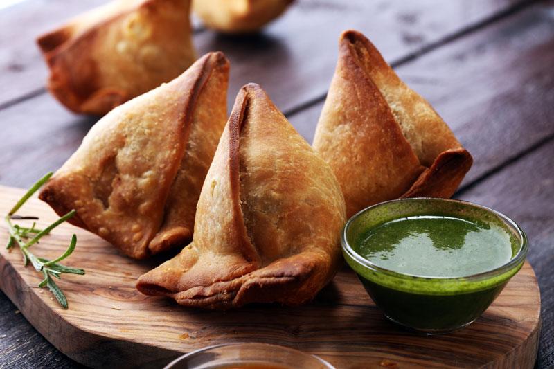 Dayashankar's samosas are very famous in Shajapur, delicious samosas are available for just 2.30 rupees.