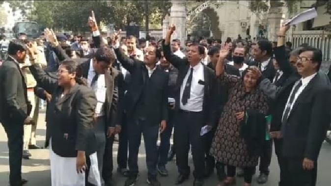 ASI of Bhavnagar B-Division protested against all three bar associations, staying away from court proceedings, in the case of beating and indecent behavior of a lawyer.