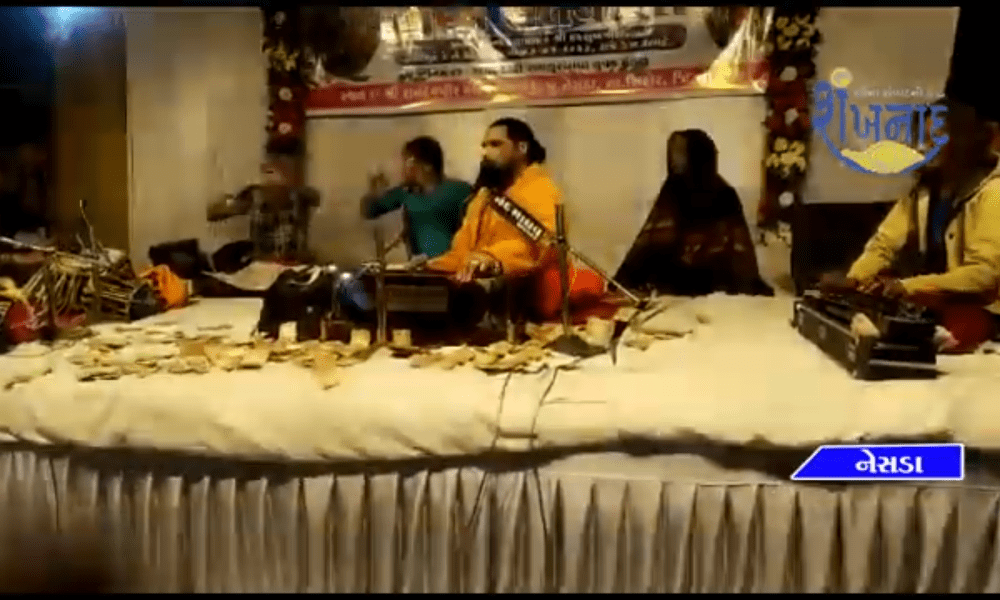 In the presence of Shri Ramdevji Maharaj, a grand Santwani was held by Shri Ramsurabapa Yuvak Mitra Mandal.