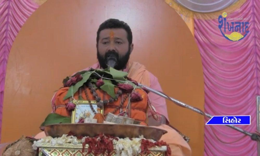 A large number of people are reciting Shiva Katha at Sihore Railway Station Siddheshwar Mahadev Mandir.